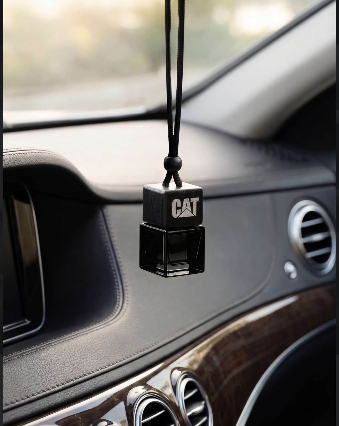 Cube Noir suspendat într-un interior auto.