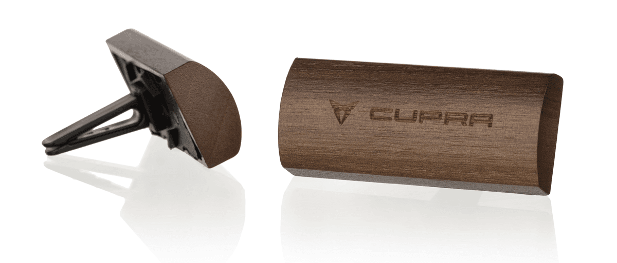 Oval Wood Premium cu finisaj din lemn și clemă pentru ventilație.