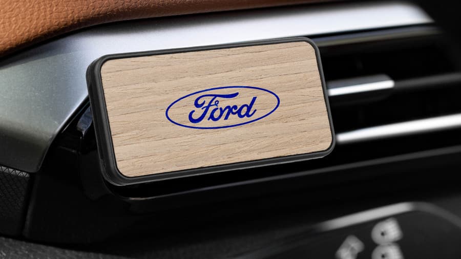 Classic Solid Wood personalizat și montat în mașină.
