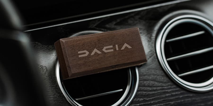 Woodline Premium personalizat și montat pe grila de ventilație.