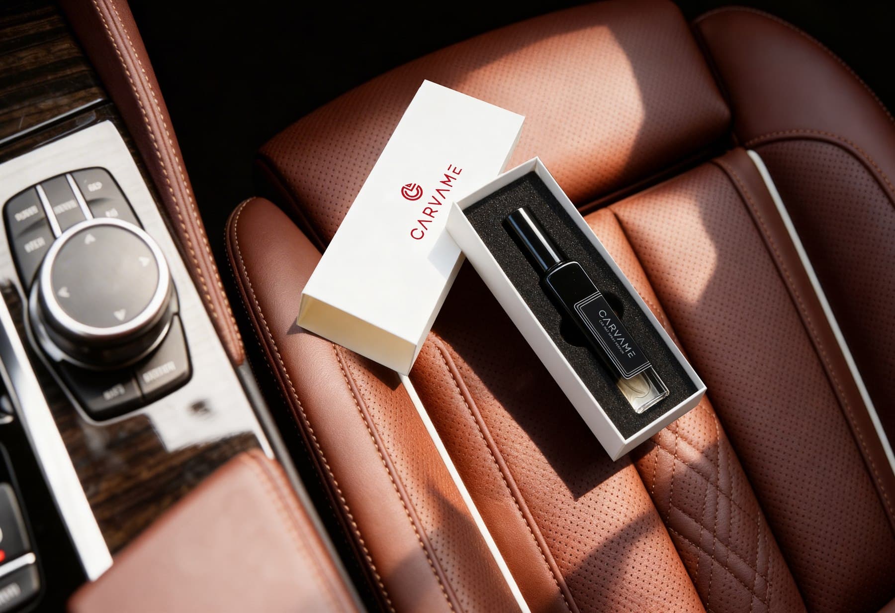 Produs CARVAME cu ambalaj premium, fotografiat în interior auto.