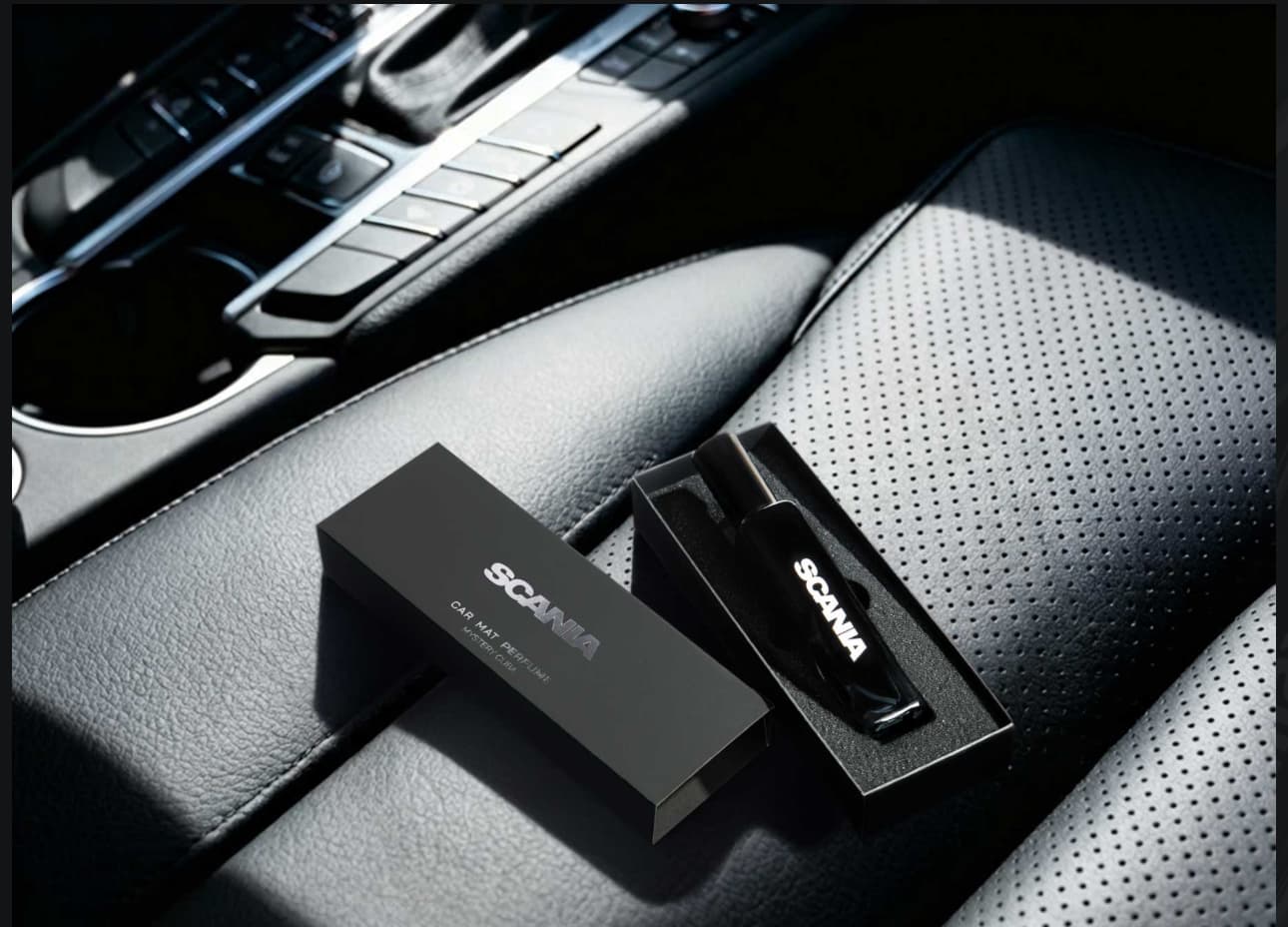 Produse de parfumare auto prezentate în ambalaje premium, într-un interior auto.